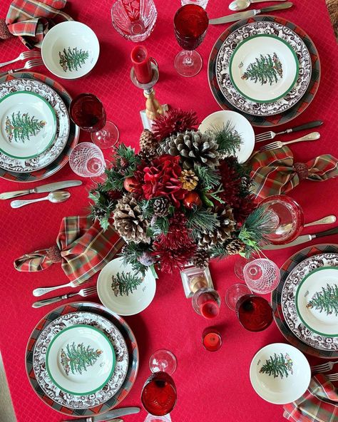 A traditional Christmas table featuring two of Spode’s classic patterns: Christmas Tree and Delamere paired with Spode’s Tartan. I love… Christmas Dining Table Formal, Red And Gold Christmas Plates, Round Christmas Tables, Cchridtmas Table, Christmas Table Sets, Holiday Table Settings Target, Large Round Table Christmas Centerpiece, Diningroom Table Set For Holidays, Christmas Day Tables