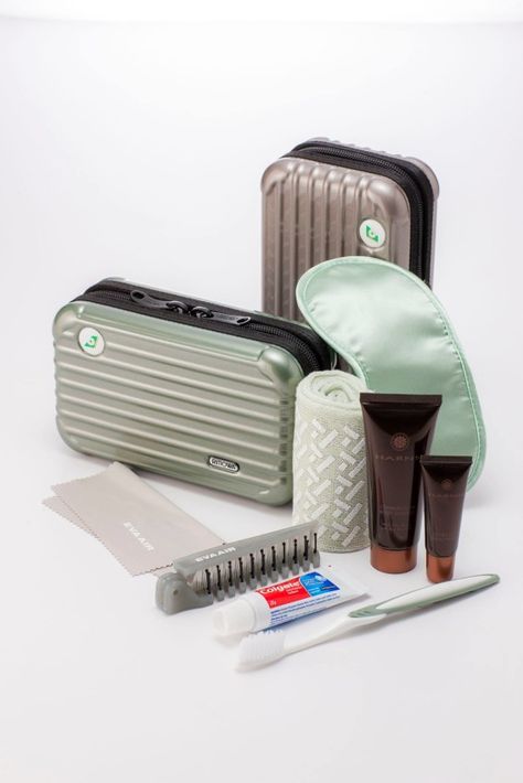 [Royal Laurel Class] EVA Air The Taipei-based airline has managed to make their Royal Laurel Class amenity kits not only useful during flight, but also collectible. Hard-sided cases designed by German luggage maker Rimowa come in one of two colors—crystal green and prosecco. The kits contain products by top Thailand spa Harnn, including moisturizer and lip balm, as well as a microfiber cloth for screen-cleaning. Airline Amenities Kits, First Class Ticket, Premium Economy, Amenity Kits, Eva Air, Best Gift Baskets, Travel Gift Set, First Business, Cosmetic Bag Organization