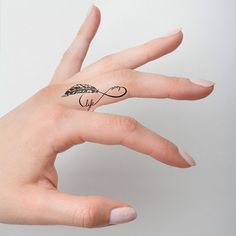 Infinity Feather, Rabe Tattoo, Tiny Finger Tattoos, Tattoo Diy, Tattoo Dotwork, Hamsa Tattoo, Finger Tattoo Designs, Marquesan Tattoos, Frog Tattoos