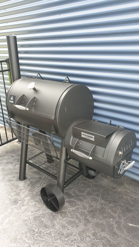 Hark Chubby offset smoker Diy Offset Smoker, Custom Smokers, Custom Bbq Smokers, Smoker Designs, Diy Rocket Stove, Bbq Pit Smoker, Diy Smoker, Backyard Bbq Grill, Custom Bbq Pits