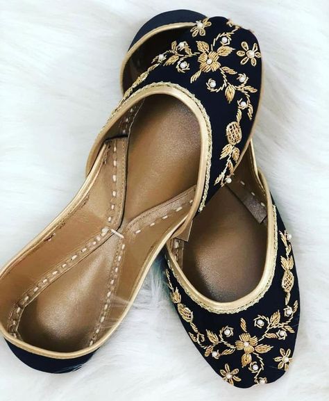 Balerinas Shoes, Traditional Jutti, Pakistani Shoes, Black Lover, Running Design, Indian Shoes, Heels Aesthetic, Punjabi Jutti, Traditional Look