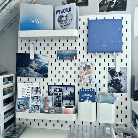 Girls Desk Organization, Carat Room Decor, Seventeen Bedroom, Desk Makeover Kpop, Blue Kpop Room Aesthetic, Blue Kpop Room, Desk Organization Kpop, Seventeen Room Decor, Kpop Desk Aesthetic