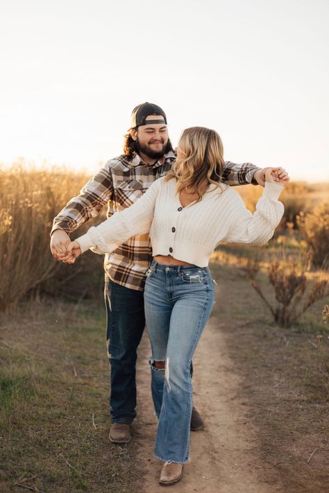 Fall Picture For Couples, Fall Picture Couple Poses, Fall Inspired Couple Photoshoot, Fall Outfit Couple Pictures, Fall Park Photoshoot Couple, Fall Pictures For Couples Outfits Country, Couples Fall Poses, Fall Pictures Poses For Couples, Fall Picture Couple Ideas