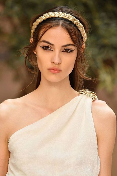 Greek Makeup, Ancient Greece Aesthetic, Camille Hurel, Greek Dress, Goddess Makeup, Chanel Resort, Goddess Costume, Glamour Uk, Style Goals