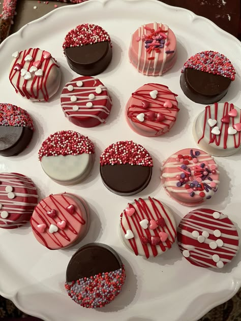 Valentine Oreo Cookies, Valentines Oreos Chocolate Dipped, Oreos Covered In Chocolate, Chocolate Covered Treats Valentines, Valentines Day Chocolate Covered Oreos, Chocolate Covered Oreos Recipe, Chocolate Covered Oreos Decorated, Valentine Chocolate Covered Pretzels, Valentine’s Day Oreos