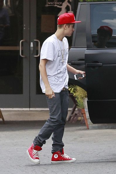 Justin Bieber breaking in a pair of red Converse Red All Star Outfit, Red Converse Outfit Men, All Star Converse Outfit, Red Converse Outfit, Travis Scott Outfits, Cute Tomboy Outfits, Guys Ear Piercings, Classic Chic Style, Converse Outfit