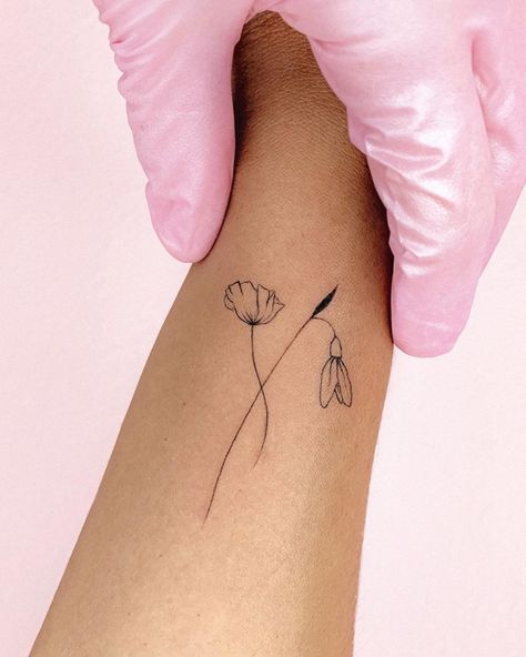 January Birth Flowers, Tulip Tattoo, Petite Tattoos, Tattoos Geometric, Birth Flower Tattoos, Small Wrist Tattoos, Lily Tattoo, Stomach Tattoos, Cool Small Tattoos