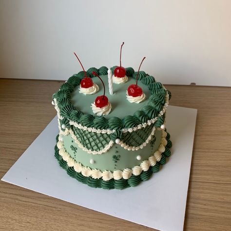 Dark Green Heart Cake, Green Cake For Men, Green And Red Cake, Forest Green Cake, Green Cake Aesthetic, Green Vintage Cake, Cake Designs Vintage, Heart Cake Designs, Vintage Cake Decorating