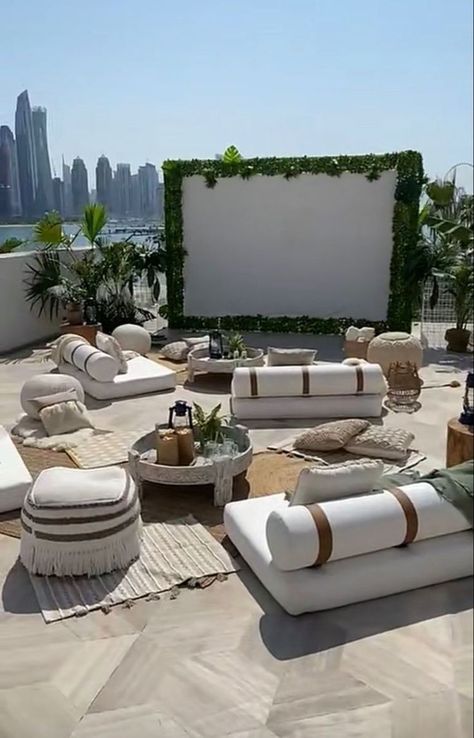 Backyard Cinema Ideas, Picnic Seating Ideas, Luxury Movie Night, Outdoor Cinema Backyard, Outdoor Cinema Garden, Backyard Movie Theaters, Bar Deco, Outdoor Movie Theater, Backyard Movie Nights