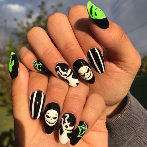 Trick R Treat Nails, Nail Designs For 2023, Square Gel Nails, Halloween Nail Art Tutorial, Fun Halloween Nails, Halloween Nail Art Easy, Holloween Nails, Skull Nails, Halloween Nails Easy