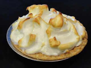 Bananas Foster Cream Pie Recipe Paleo Lemon Meringue Pie, Yummy Pies, Banana Foster, Baked Pie, Fun Dessert, Good Pie, Cinnamon Butter, Cream Pie Recipes, Bananas Foster