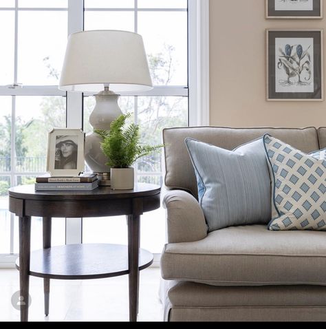 Hamptons Style Living Room, American Style Living Room, Hamptons Living Room, Lounge Room Styling, American Style Interior, American Living Room, Side Table Styling, Room Side Table, Side Table Decor