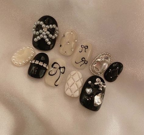 Short Nails Cute Korean, Korean Short Nails Ideas, Korean Nail Black, Japanese Nails Black, Korean Nails Designs Black, Black Nails Pearls, Short Nail Designs Japanese, Tweed Nails Design, Elegant Korean Nails