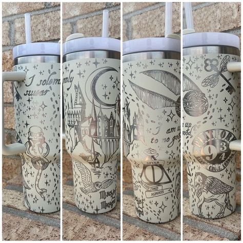 Harry Potter 40oz Engraved Tumbler Tumblers Epoxy, Copo Stanley, Harry Potter Items, Laser Engraved Ideas, Harry Potter Decor, Harry Potter Gifts, Engraved Tumbler, Cute Cups, Reusable Straw