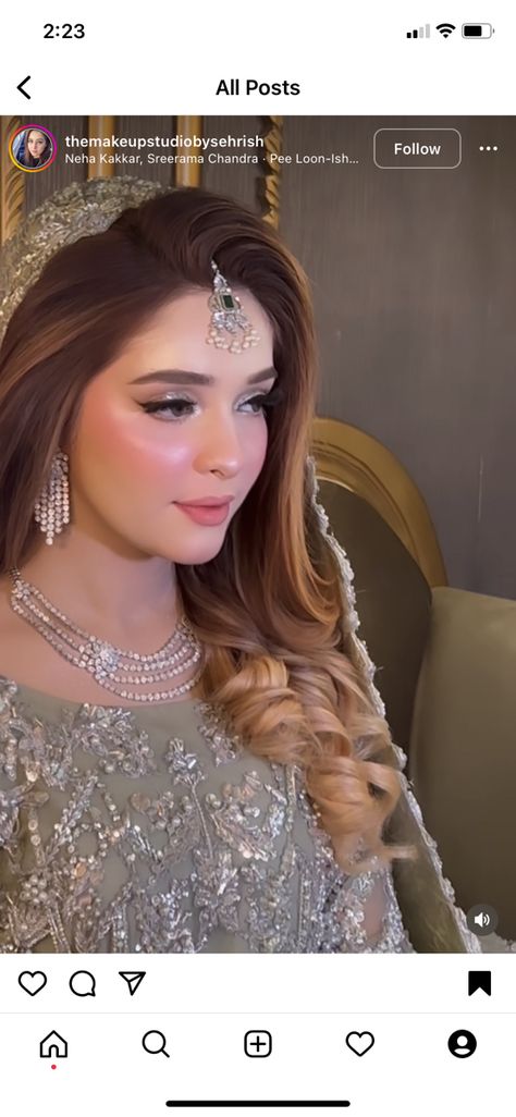 Walima Bridal Hairstyles Pakistani, Desi Engagement Hairstyles, Party Make Up Looks Pakistani, Open Hairstyles For Engagement Bride, Tikka Hairstyle Curls, Valima Bride Hairstyles, Seeshpati Hairstyle, Bride Simple Hairstyles, Engagement Makeup Look Pakistani