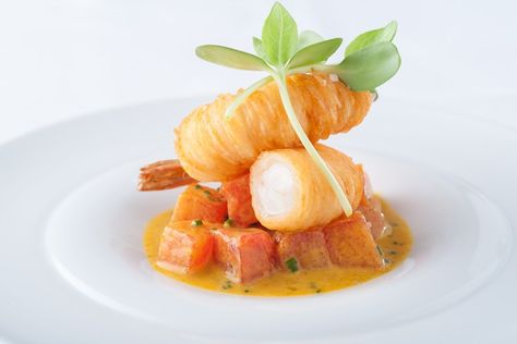 A delicious prawn curry recipe featuring compressed watermelon and spiralized potato by Michelin starred chef Simon Hulstone Compressed Watermelon, Fine Dining Starters, Prawns Appetizers, King Prawn Curry, Prawn Curry Recipe, Steak Dinner Sides, Trim Healthy Recipes, Michelin Star Food, Chef Simon