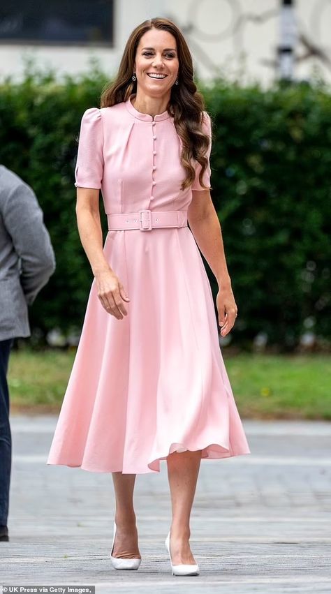 Moda Kate Middleton, Kate Middleton Style Outfits, Princesse Kate Middleton, Pink Pleated Dress, Looks Kate Middleton, Carole Middleton, Fashion Forward Outfits, Kate Middleton Outfits, Wales Family