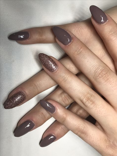 Taupe Glitter Nails, Dark Taupe Nails, Taupe Nails With Glitter, Taupe Nail Designs, Taupe Nails Designs, Bridesmaid Nails, Ongles Gel French, Taupe Nails, Bridesmaids Nails