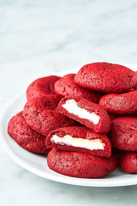 Inside Out Red Velvet Cookies Red Velvet Cookie Recipe, Red Velvet Crinkle Cookies, Unique Christmas Cookies, Cheesecake Bites Recipe, Velvet Cookies, Recipes Holiday, Cookie Recipes Unique, Red Velvet Cheesecake, Festive Food