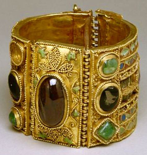 Greek Jewel Encrusted Gold Cuff Ancient Greek Jewelry, Ancient Jewels, Roman Jewelry, Ancient Jewellery, Greco Roman, Historical Jewellery, Emerald Bracelet, Gold Armband, Egyptian Jewelry