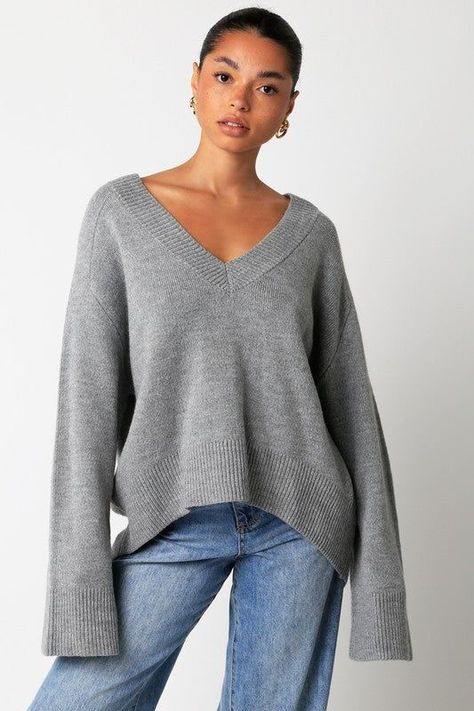 Cute Oversized Sweater, Cute Oversized Sweaters, Grey Sweater Outfit, Knit Sweater Outfit, Oversized Grey Sweater, Fall Fits, Oversized Sweater, Sweaters Oversized, V Neck Sweater