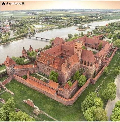 Malbork Castle, Poland Malbork Castle, Brick Art, Top Places To Travel, Castle Mansion, City Scape, Medieval Castle, Places Of Interest, Historical Architecture, Eastern Europe