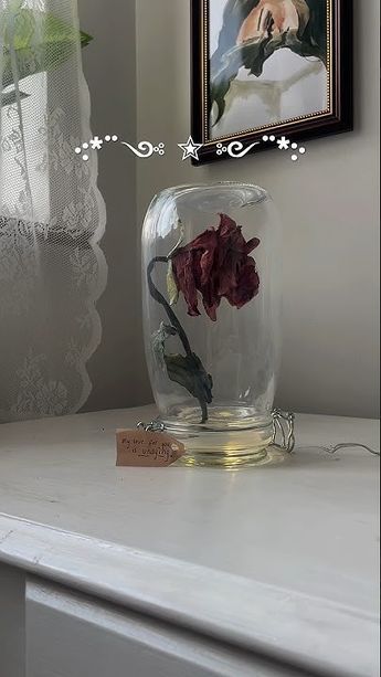 Tim Burton Flowers, Tim Burton Decor, Rose Diy, Simple Crafts, October 29, Diy Arts And Crafts, Cute Crafts, Tim Burton, Art Drawings Sketches