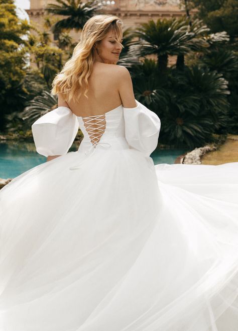 2023 Wedding Dress Trends | Bridal Fashion Week | Wedding Dresses 2023 Bridal Fashion Week 2023, 2023 Wedding Dress Trends, Elbow Length Veil, Fashion Week 2023, Spring Wedding Dress, Designer Wedding Gowns, Blue Bridal, Bridal Fashion Week, Wedding Dress Trends