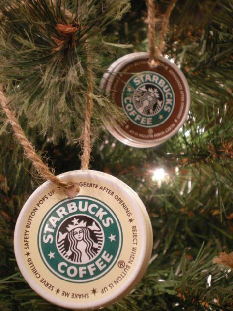 Good idea for starbucks lovers! Starbucks Christmas Tree Ideas, Coffee Themed Christmas Tree, Coffee Christmas Tree, Starbucks Christmas Tree, Starbucks Christmas Decorations, Starbucks Tree Christmas, Starbucks Ornaments Display, Mini Starbucks Cup Ornament Diy, Starbucks Ornaments