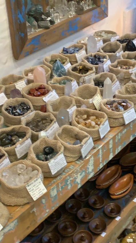 Mobile Crystal Shop, Crystals Shop Aesthetic, Magic Store Aesthetic, Spiritual Shop Aesthetic, Witchy Store Aesthetic, Crystal Set Up, Crystal Store Aesthetic, Crystal Vibes Aesthetic, Magic Shop Aesthetic