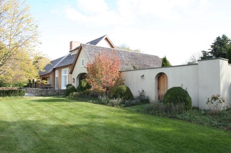 Ina Garten’s East Hamptons Home: A Look Inside ‘The Barn’ – SheKnows Ina Garten House East Hampton, Hayes Cottage, East Hampton Houses, Ina Garden, Hamptons New York, Hamptons Home, Architecture Classic, Ranch Exterior, Dreamy Whites