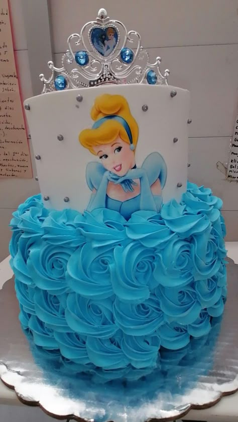 Pastel de cenicienta, 2 pisos en crema Cinderella Birthday Cakes, Cinderella Cake Design, Cinderella Cake Ideas, Cinderella Birthday Party Cake, Cinderella Theme Birthday Party, Princess Cake Ideas, Cinderella Princess Cake, Cake Cinderella, Cinderella Theme Cake