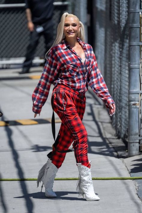 july 2022 Gwen Stefani 2023, Plaid Outfit, White Cowgirl Boots, Plaid Outfits, Trends 2023, Stiletto Boots, July 2022, Celebrity Street Style, Gwen Stefani