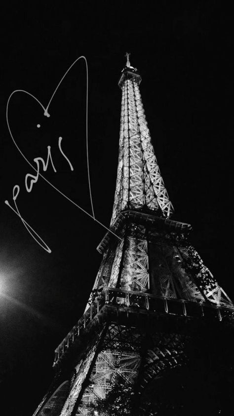 Paris Aesthetic Night, Paris Aesthetic Wallpaper, Vintage Paris Aesthetic, Torre Eiffel Paris, Paris Travel Photography, Paris Dream, Paris Wallpaper, Black And White Picture Wall, Shotting Photo