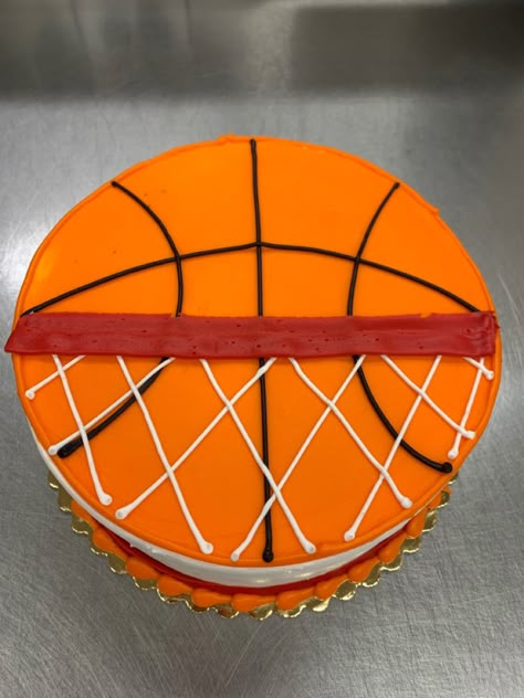 Round Basketball Cake, Basketball Cakes Ideas, Basketball Sheet Cake, Sports Cakes For Boys Birthdays, Basketball Cake Design, Round Cake Designs, Basketball Cake Ideas, Guy Cakes, Sandbox Ideas