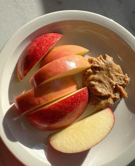 Peanut Butter Aesthetic, Butter Aesthetic, Granola Butter, Easy Healthy Snack, Healthy Lunch Snacks, Healthy Food Motivation, Healthy Lifestyle Food, Food O, Healthy Snacks Easy