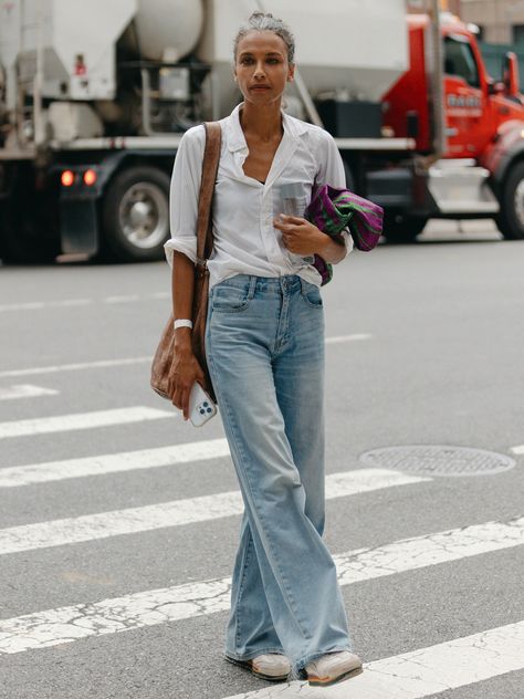 Casual Work Outfits Street Style, Bermuda Jeans Outfit, Wide Leg Jean Outfits, Wide Jeans Outfit, Wide Leg Jeans Outfit Summer, How To Wear Wide Leg Jeans, Blue Denim Jeans Outfit, Edgy Summer, Haircuts Short Hair