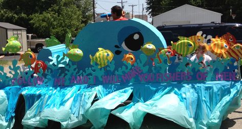 Photo parade float with shoot water • shannon christensen Diy Parade Float, Kids Parade Floats, Mermaid Table, Carnival Floats, Homecoming Floats, Christmas Parade Floats, Mermaid Parade, Floating Decorations, Homecoming Parade