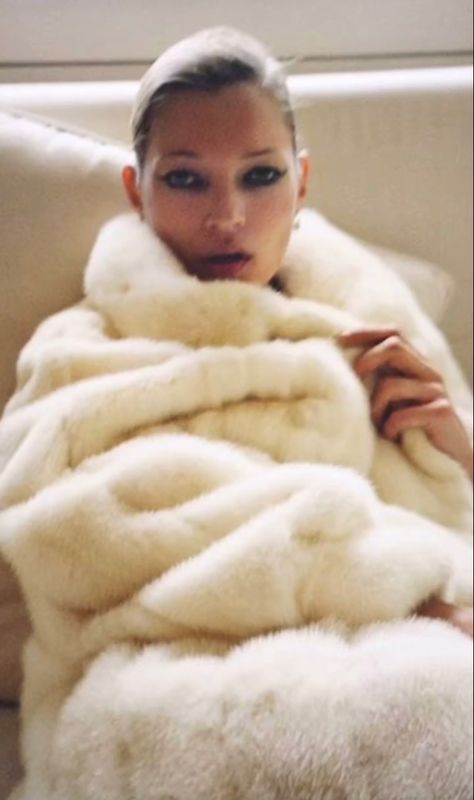 Kate Moss Style, Laura Bailey, Vogue Brazil, Poppy Delevingne, Peter Lindbergh, Mario Testino, Richard Avedon, Gisele Bündchen, Linda Evangelista