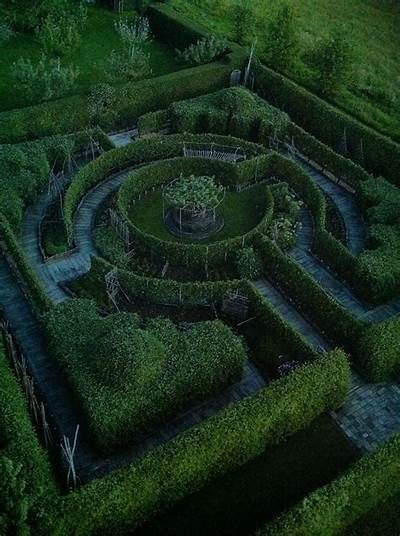 Garden maze | Labyrinth garden, Labyrinth Garden Aesthetic, Garden Maze Design, Hedge Maze Aesthetic, Garden Maze Aesthetic, Labyrinth Room, Garden Mazes, Maze Aesthetic, Garden Labyrinth, Maze Art