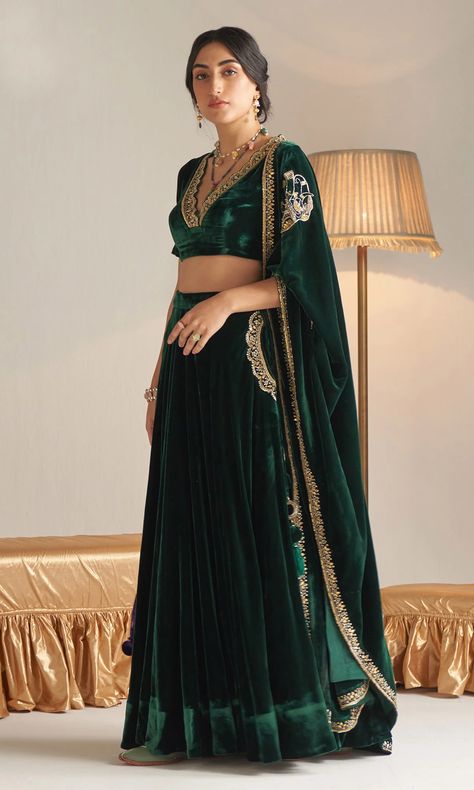 Green Velvet Lehenga, Velvet Blouse Design, Emerald Green Fabric, Lehenga With Blouse, Shawl Neckline, Dabka Work, Blouse Lehenga, Velvet Lehenga, Sabyasachi Lehenga