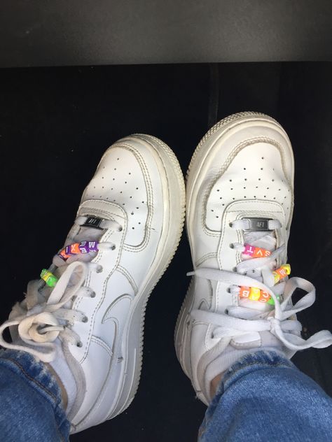 Beads On Shoes, Beads On Laces, Beaded Shoelaces, Girl Boy Aesthetic, Shoes Beads, Beads Shoes, Bead Shoes, White Af1, Alt Shoes