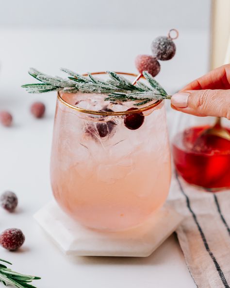 Holiday Cocktail Party Appetizers, Spritzer Drink, Christmas Appetizer Recipes, Rosemary Cocktail, Rosemary Syrup, Cheese Ball Recipe, Christmas Appetizer, Cranberry Vodka, Rose Cocktail