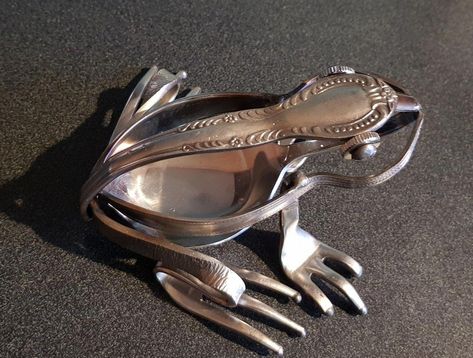 Stainless steel Frog made from recycled spoons and forks #metalart Silverware Art Sculptures & Statues, Flatware Art, Fork Crafts, Arte Art Deco, Metal Sculpture Artists, Cutlery Art, Silverware Crafts, Silverware Art, Recycled Metal Art