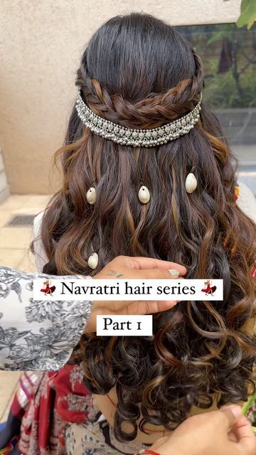 Good Hair Accessories, Dandiya Hairstyles For Short Hair, Navratri Hire Style, Navratri Hairstyle Ideas, Garba Hairstyles Open Hair, Heeramandi Hairstyles, Navaratri Hairstyle Indian, Navratri Look Ideas Hairstyle, Dandiya Night Hairstyles