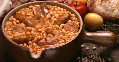 Découvrez la recette de Cassoulet traditionnel à faire en 35 minutes. Placez les mogettes ou les haricots lingot dans un saladier et recouvrez d’eau.Laissez tremper toute une nuit. Le jour J, égouttez les haricots, versez-les dans une cocotte et recouvrez d’eau froide. Faites-les cuire 10 minutes à feu doux. Épluchez et coupez grossièrement la caro… Cassoulet Recipe, Low Calorie Recipes Snacks, Whole Chicken Recipes, French Dishes, Delicious Vegetables, French Cooking, Le Respect, French Food, Chicken Dinner Recipes