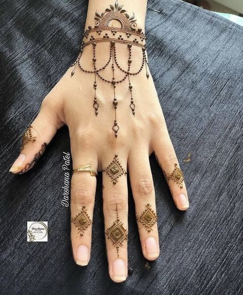 Aesthetic Small Mehndi Designs, Simple Henna Designs Hand Back, Detailed Henna Designs, Dainty Henna Designs, Finger Henna Designs Unique, Bts Mehndi, Eye Henna, Finger Henna Designs Simple, Dainty Henna