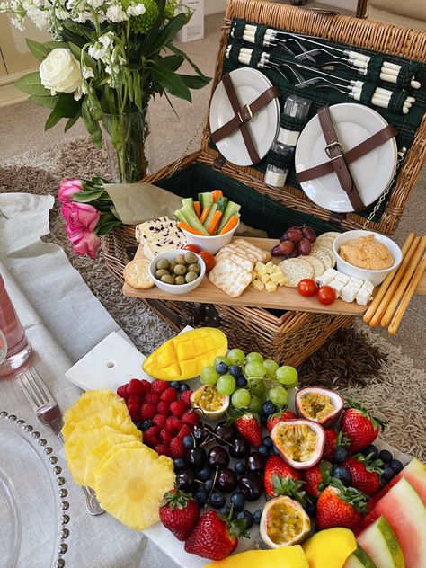 Indoor Picnic Aesthetic, Indoor Picnic Date Romantic, Indoor Picnic Birthday, Birthday Cheese Board, Indoor Picnic Date, Indoor Picnic, Birthday Vibes, Picnic Aesthetic, Picnic Birthday