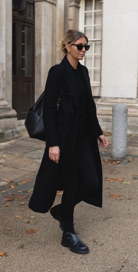 Emma Hill style. Long black wool coat, skinny jeans, chunky boots, Celine Seau Sangle, all black outfit for Autumn. Black Wool Coat Outfit, Chunky Boots Outfit, Wool Coat Outfit, Black Coat Outfit, Emma Hill, Christmas Outfit Ideas, Long Black Coat, Black Wool Coat, Elegante Casual