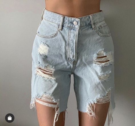 Ripped Bermuda Shorts Outfit, Ripped Denim Bermuda Shorts, Ripped Bermuda Shorts, Bermuda Shorts Outfit, Ripped Jeans Shorts, Bum Shorts, Long Jean Shorts, Shorts Drawing, Movie Outfits